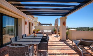 Amplio apartamentos de lujo con una gran terraza y vistas panorámicas, en un elegante complejo rodeado de un campo de golf en Marbella - Benahavis 25170 