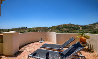 Amplio apartamentos de lujo con una gran terraza y vistas panorámicas, en un elegante complejo rodeado de un campo de golf en Marbella - Benahavis 25172 
