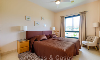 Amplio apartamentos de lujo con una gran terraza y vistas panorámicas, en un elegante complejo rodeado de un campo de golf en Marbella - Benahavis 25176 