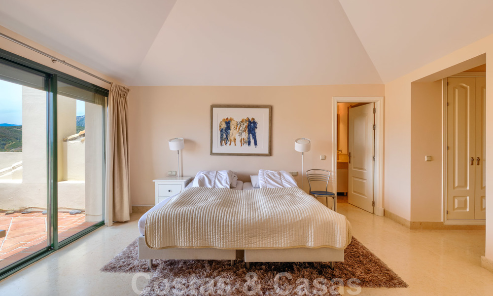 Amplio apartamentos de lujo con una gran terraza y vistas panorámicas, en un elegante complejo rodeado de un campo de golf en Marbella - Benahavis 25183