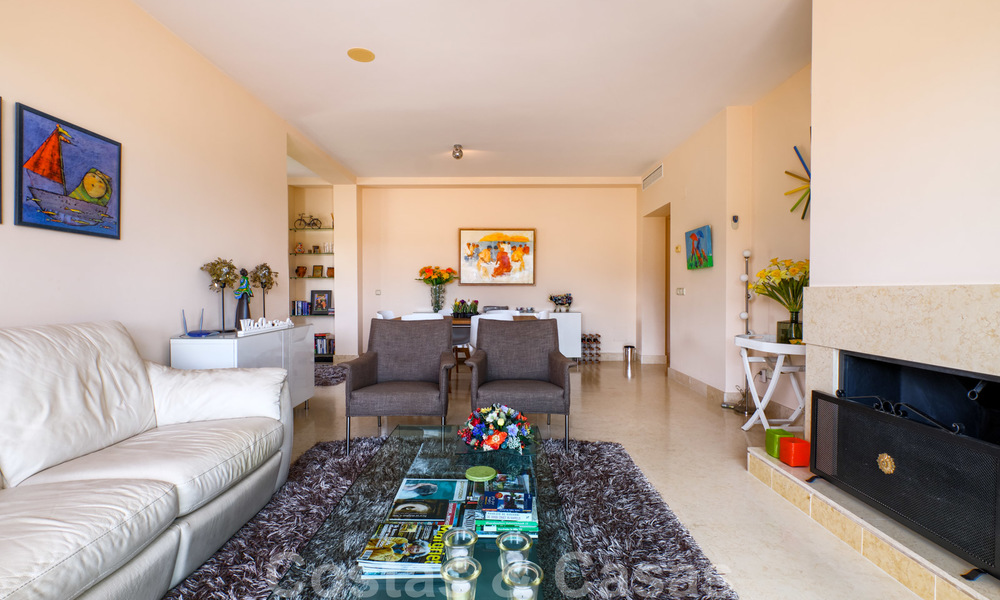 Amplio apartamentos de lujo con una gran terraza y vistas panorámicas, en un elegante complejo rodeado de un campo de golf en Marbella - Benahavis 25189