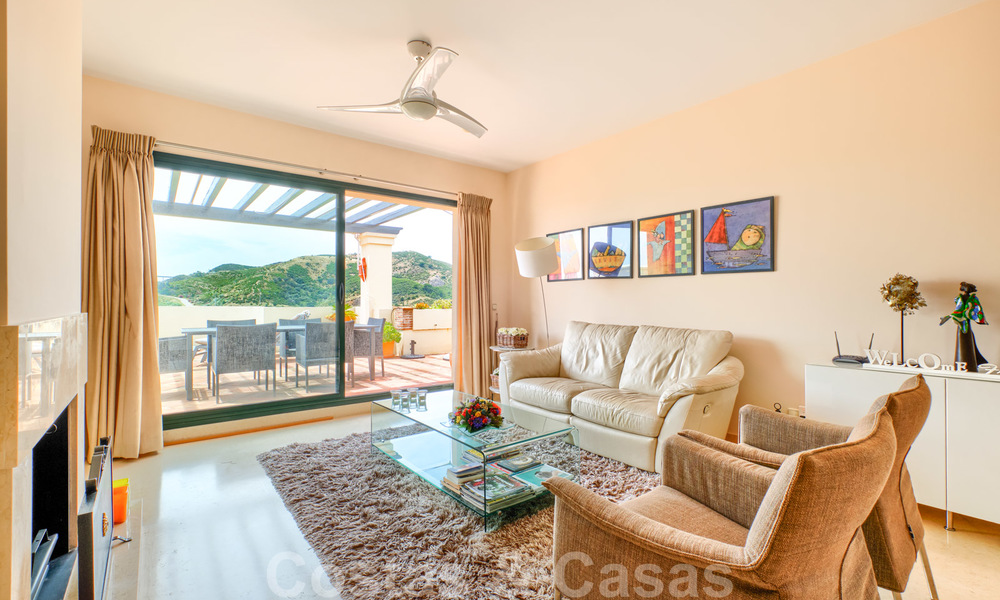 Amplio apartamentos de lujo con una gran terraza y vistas panorámicas, en un elegante complejo rodeado de un campo de golf en Marbella - Benahavis 25190