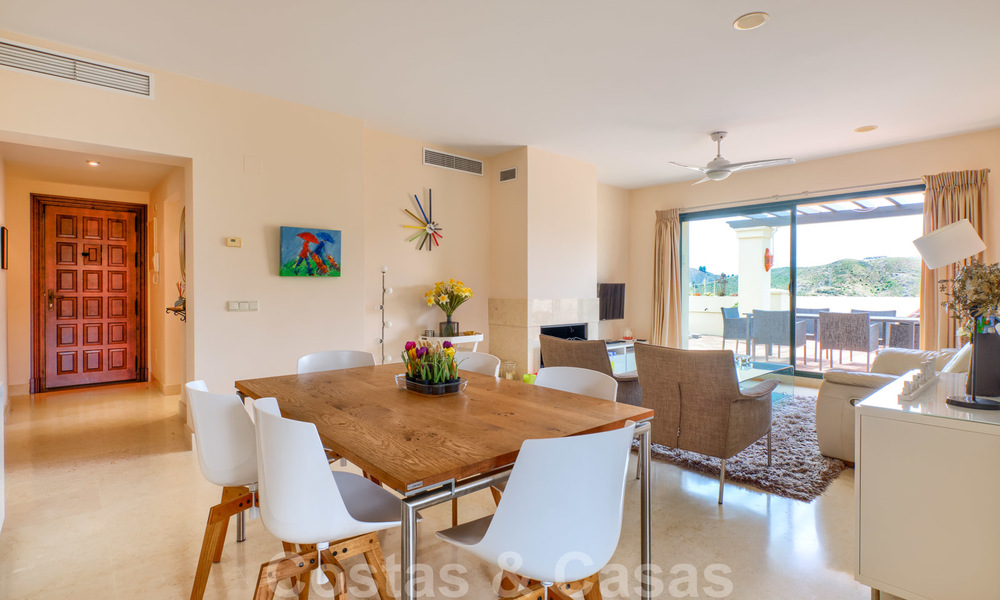 Amplio apartamentos de lujo con una gran terraza y vistas panorámicas, en un elegante complejo rodeado de un campo de golf en Marbella - Benahavis 25193
