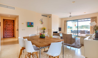 Amplio apartamentos de lujo con una gran terraza y vistas panorámicas, en un elegante complejo rodeado de un campo de golf en Marbella - Benahavis 25193 