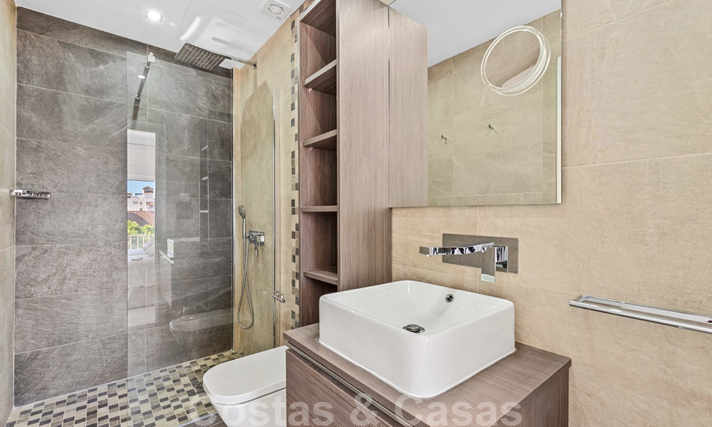 Hermoso ático renovado en venta, en un complejo de playa de segunda línea en Puerto Banús, Marbella. ¡Importante reducción de precio! 25408