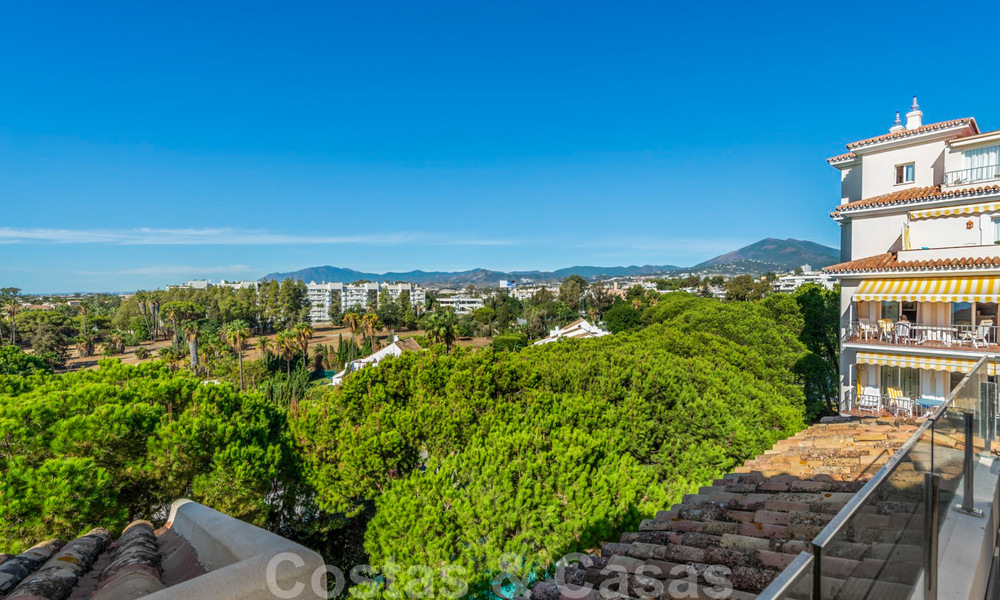 Hermoso ático renovado en venta, en un complejo de playa de segunda línea en Puerto Banús, Marbella. ¡Importante reducción de precio! 25409