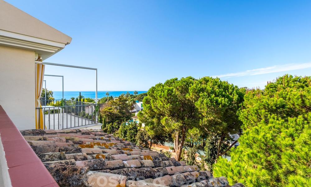 Hermoso ático renovado en venta, en un complejo de playa de segunda línea en Puerto Banús, Marbella. ¡Importante reducción de precio! 25412