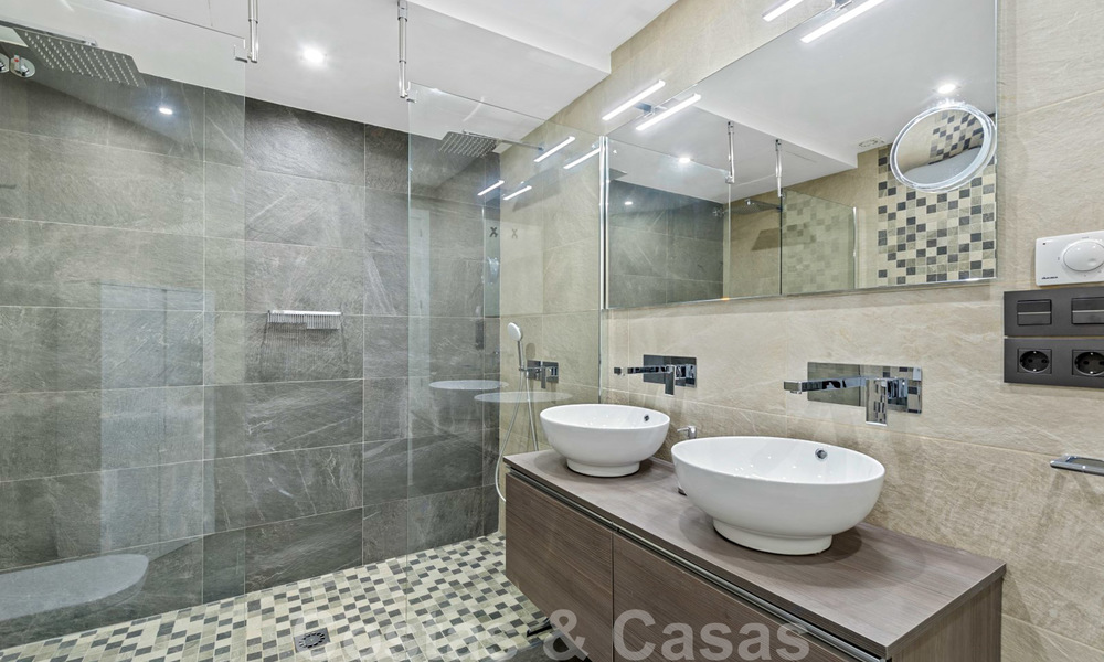 Hermoso ático renovado en venta, en un complejo de playa de segunda línea en Puerto Banús, Marbella. ¡Importante reducción de precio! 25413