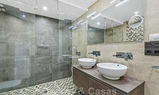 Hermoso ático renovado en venta, en un complejo de playa de segunda línea en Puerto Banús, Marbella. ¡Importante reducción de precio! 25413 