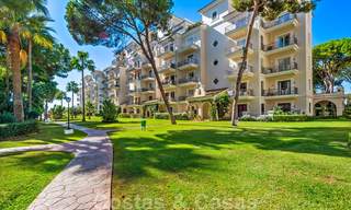 Hermoso ático renovado en venta, en un complejo de playa de segunda línea en Puerto Banús, Marbella. ¡Importante reducción de precio! 25418 
