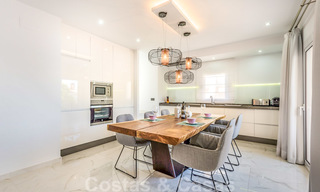 Hermoso ático renovado en venta, en un complejo de playa de segunda línea en Puerto Banús, Marbella. ¡Importante reducción de precio! 25421 