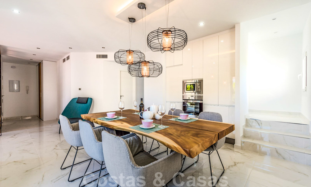 Hermoso ático renovado en venta, en un complejo de playa de segunda línea en Puerto Banús, Marbella. ¡Importante reducción de precio! 25422