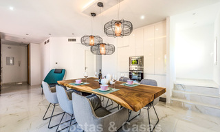 Hermoso ático renovado en venta, en un complejo de playa de segunda línea en Puerto Banús, Marbella. ¡Importante reducción de precio! 25422 