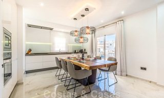 Hermoso ático renovado en venta, en un complejo de playa de segunda línea en Puerto Banús, Marbella. ¡Importante reducción de precio! 25423 