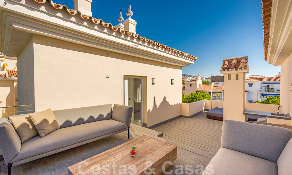 Hermoso ático renovado en venta, en un complejo de playa de segunda línea en Puerto Banús, Marbella. ¡Importante reducción de precio! 25425