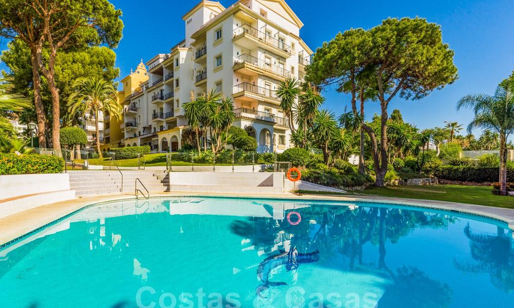 Hermoso ático renovado en venta, en un complejo de playa de segunda línea en Puerto Banús, Marbella. ¡Importante reducción de precio! 25428