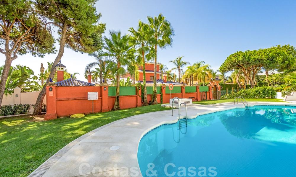 Hermoso ático renovado en venta, en un complejo de playa de segunda línea en Puerto Banús, Marbella. ¡Importante reducción de precio! 25429