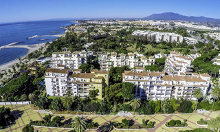 Hermoso ático renovado en venta, en un complejo de playa de segunda línea en Puerto Banús, Marbella. ¡Importante reducción de precio! 25430 
