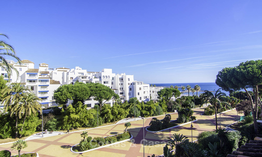 Hermoso ático renovado en venta, en un complejo de playa de segunda línea en Puerto Banús, Marbella. ¡Importante reducción de precio! 25433