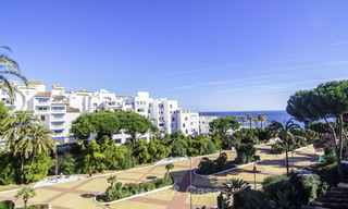 Hermoso ático renovado en venta, en un complejo de playa de segunda línea en Puerto Banús, Marbella. ¡Importante reducción de precio! 25433 