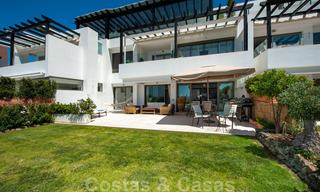 Moderno apartamento en primera línea de golf con preciosas vistas al golf y al mar en venta en Los Flamingos Golf en Marbella - Benahavis 25124 