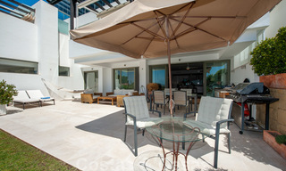 Moderno apartamento en primera línea de golf con preciosas vistas al golf y al mar en venta en Los Flamingos Golf en Marbella - Benahavis 25125 
