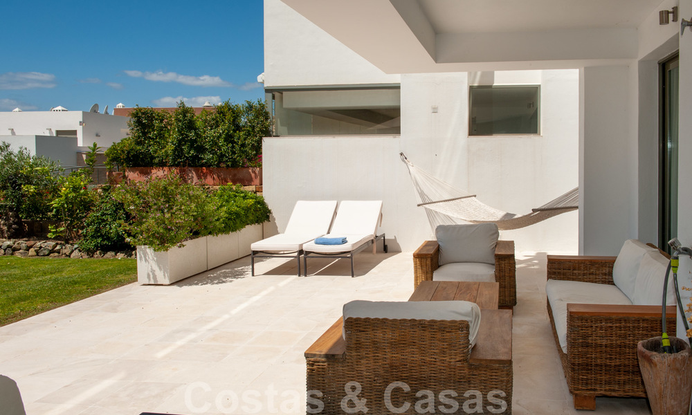 Moderno apartamento en primera línea de golf con preciosas vistas al golf y al mar en venta en Los Flamingos Golf en Marbella - Benahavis 25130