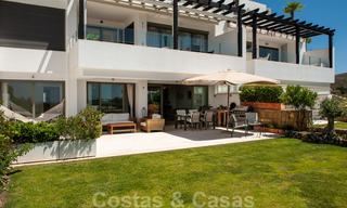 Moderno apartamento en primera línea de golf con preciosas vistas al golf y al mar en venta en Los Flamingos Golf en Marbella - Benahavis 25136 