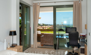 Moderno apartamento en primera línea de golf con preciosas vistas al golf y al mar en venta en Los Flamingos Golf en Marbella - Benahavis 25138 