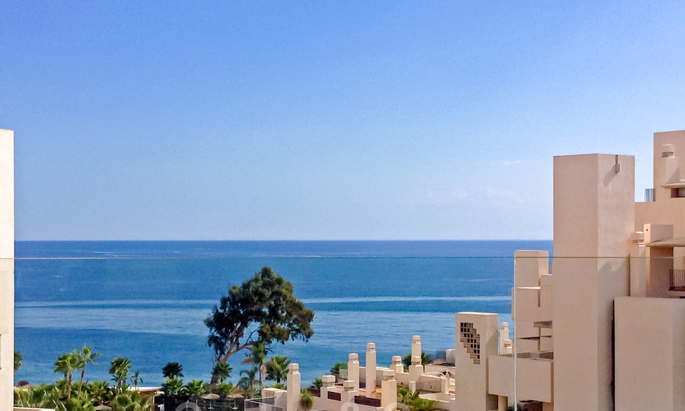 Moderno apartamento en venta en un complejo de primera línea de playa con vistas al mar entre Marbella y Estepona 25552