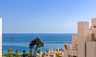 Moderno apartamento en venta en un complejo de primera línea de playa con vistas al mar entre Marbella y Estepona 25552 