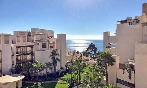 Moderno apartamento en venta en un complejo de primera línea de playa con vistas al mar entre Marbella y Estepona 25553