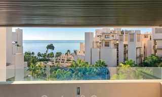 Moderno apartamento en venta en un complejo de primera línea de playa con vistas al mar entre Marbella y Estepona 25554 