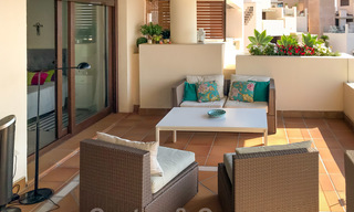 Moderno apartamento en venta en un complejo de primera línea de playa con vistas al mar entre Marbella y Estepona 25555 