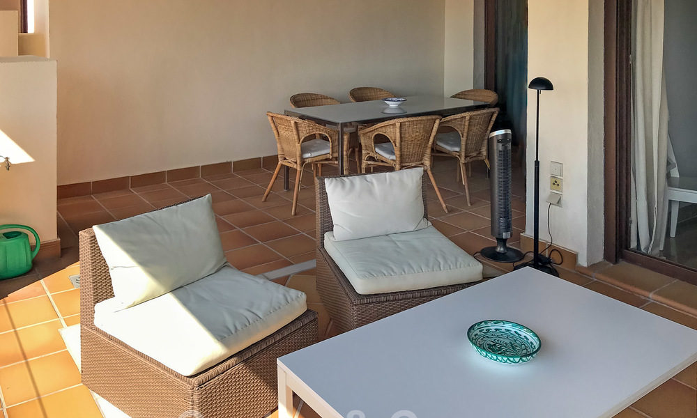 Moderno apartamento en venta en un complejo de primera línea de playa con vistas al mar entre Marbella y Estepona 25556
