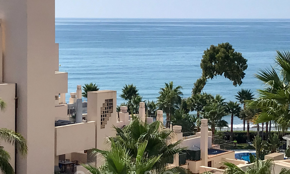 Moderno apartamento en venta en un complejo de primera línea de playa con vistas al mar entre Marbella y Estepona 25557