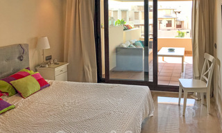 Moderno apartamento en venta en un complejo de primera línea de playa con vistas al mar entre Marbella y Estepona 25559 