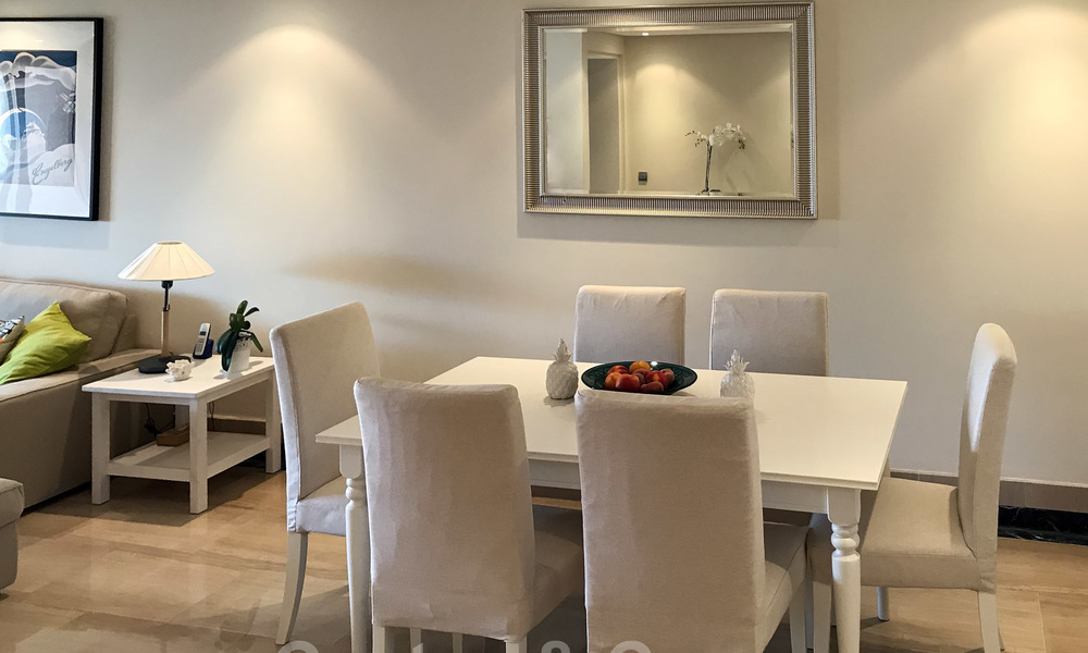 Moderno apartamento en venta en un complejo de primera línea de playa con vistas al mar entre Marbella y Estepona 25561