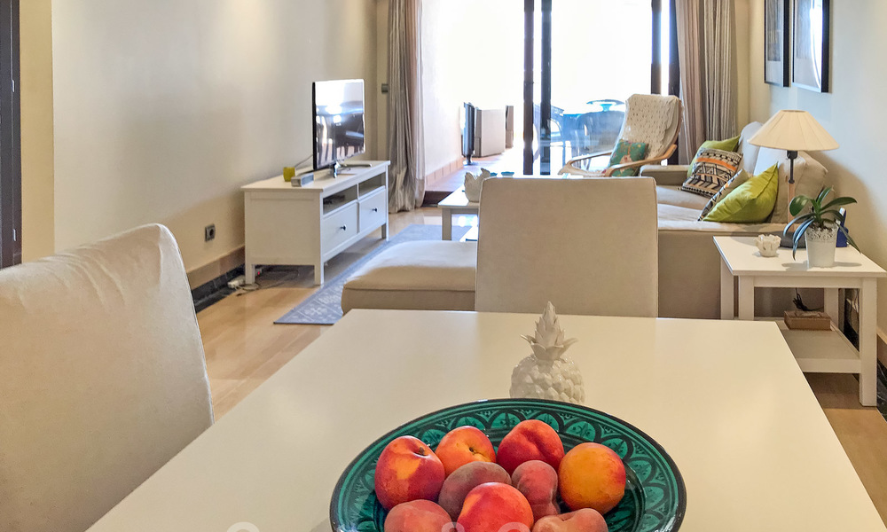 Moderno apartamento en venta en un complejo de primera línea de playa con vistas al mar entre Marbella y Estepona 25564