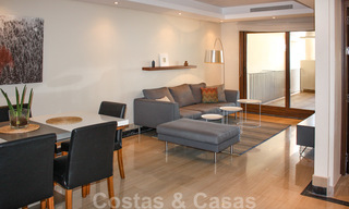Moderno apartamento en venta en un complejo de primera línea de playa, con vistas al mar, entre Marbella y Estepona 25606 