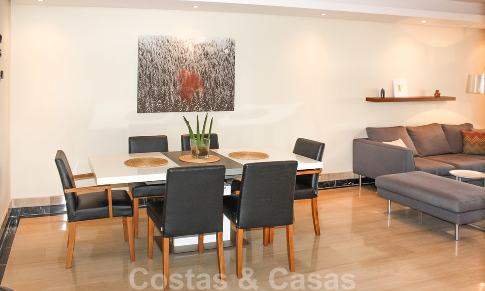 Moderno apartamento en venta en un complejo de primera línea de playa, con vistas al mar, entre Marbella y Estepona 25607