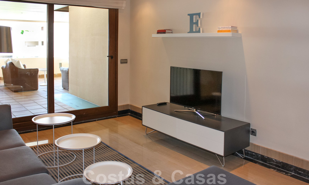 Moderno apartamento en venta en un complejo de primera línea de playa, con vistas al mar, entre Marbella y Estepona 25609