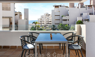Moderno apartamento en venta en un complejo de primera línea de playa, con vistas al mar, entre Marbella y Estepona 25611 