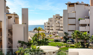 Moderno apartamento en venta en un complejo de primera línea de playa, con vistas al mar, entre Marbella y Estepona 25613 