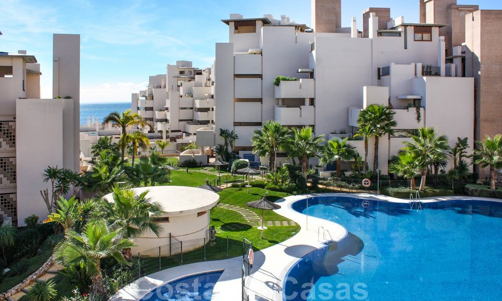 Moderno apartamento en venta en un complejo de primera línea de playa, con vistas al mar, entre Marbella y Estepona 25615