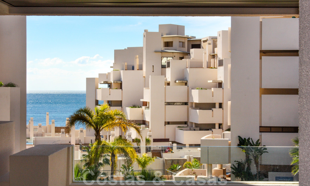 Moderno apartamento en venta en un complejo de primera línea de playa, con vistas al mar, entre Marbella y Estepona 25616