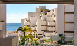 Moderno apartamento en venta en un complejo de primera línea de playa, con vistas al mar, entre Marbella y Estepona 25616 