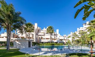 Moderno apartamento en venta en un complejo de primera línea de playa, con vistas al mar, entre Marbella y Estepona 25626 