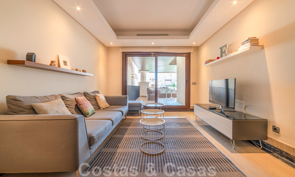 Moderno apartamento en venta en un complejo de primera línea de playa, con vistas al mar, entre Marbella y Estepona 25630