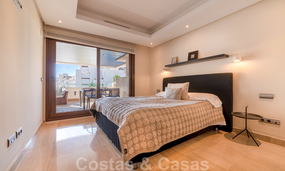 Moderno apartamento en venta en un complejo de primera línea de playa, con vistas al mar, entre Marbella y Estepona 25631